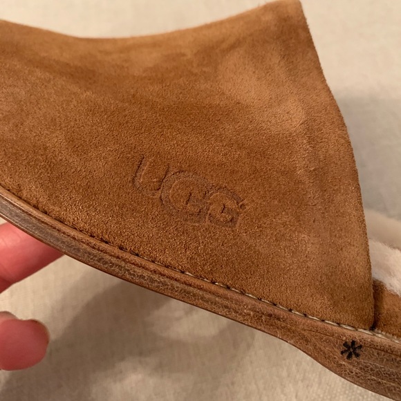 UGG Chateau Genuine Shearling Lined Slipper Size 9